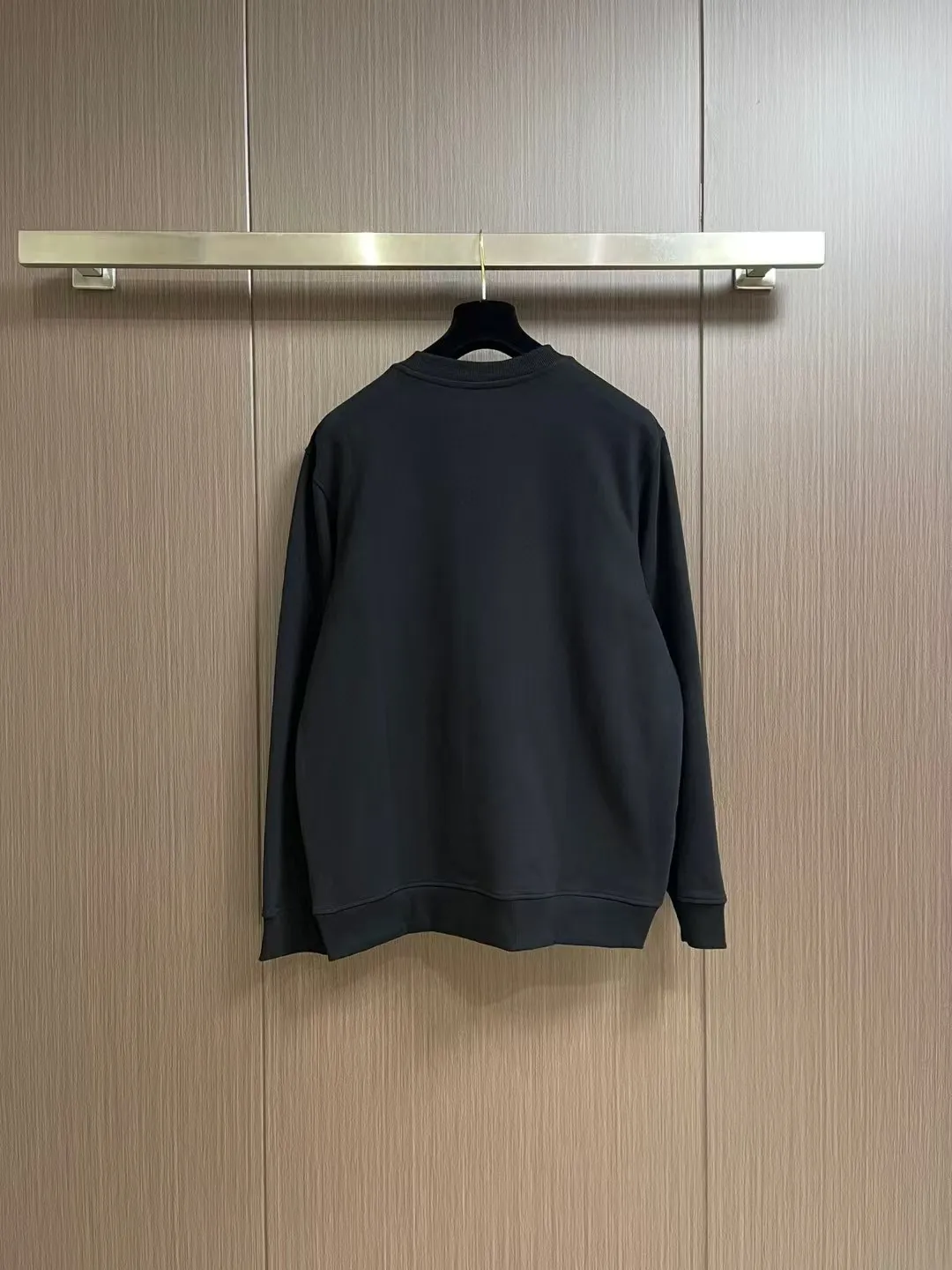 Hermès 2026FW Autumn and Winter New Arrival round neck sweatshirt, simple yet stylish Retro, custom terry fabric, solid feel, very classy, ​​close-fitting, soft and delicate, very refined and tasteful, in line with the current trend aesthetic. Size Shoulder width Chest Sleeve length Clothes length M: 48 53 57.5 64 L: 49.5 55 59 66